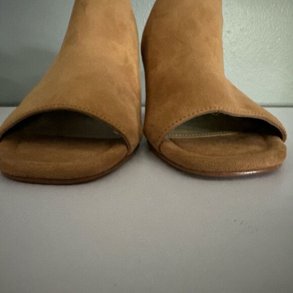 Marc Fisher Peep Toe Suede Block Heel Shoes Dafne In Cognac Mule 8M Sandal NWOB - Picture 2 of 7